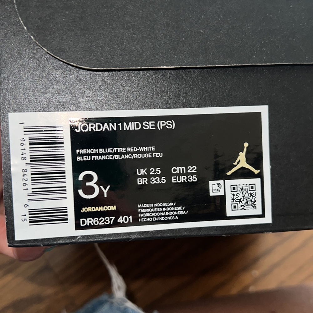 Jordan sneakers - worn a few times. Jordan 1 MID SE (PS) - Picture 10 of 10